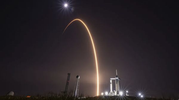 SPACEX LAUNCHES 21 STARLINK BROADBAND SATELLITES TO ORBIT FROM FLORIDA