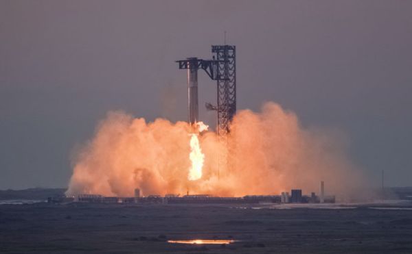 SPACEX PULLS OFF MID-AIR LAUNCH PAD CAPTURE OF DESCENDING SUPER HEAVY BOOSTER