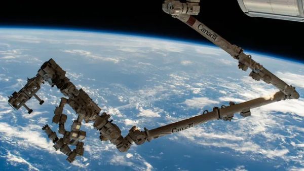 ASTRONAUT CATCHES DEXTRE SPACE ROBOT 'BUSTING A MOVE' OUTSIDE ISS — FOR SCIENCE