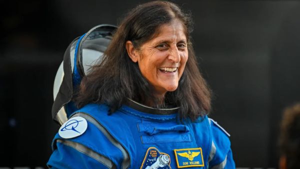 NASA ASTRONAUT STUCK IN SPACE VENTURES OUTSIDE